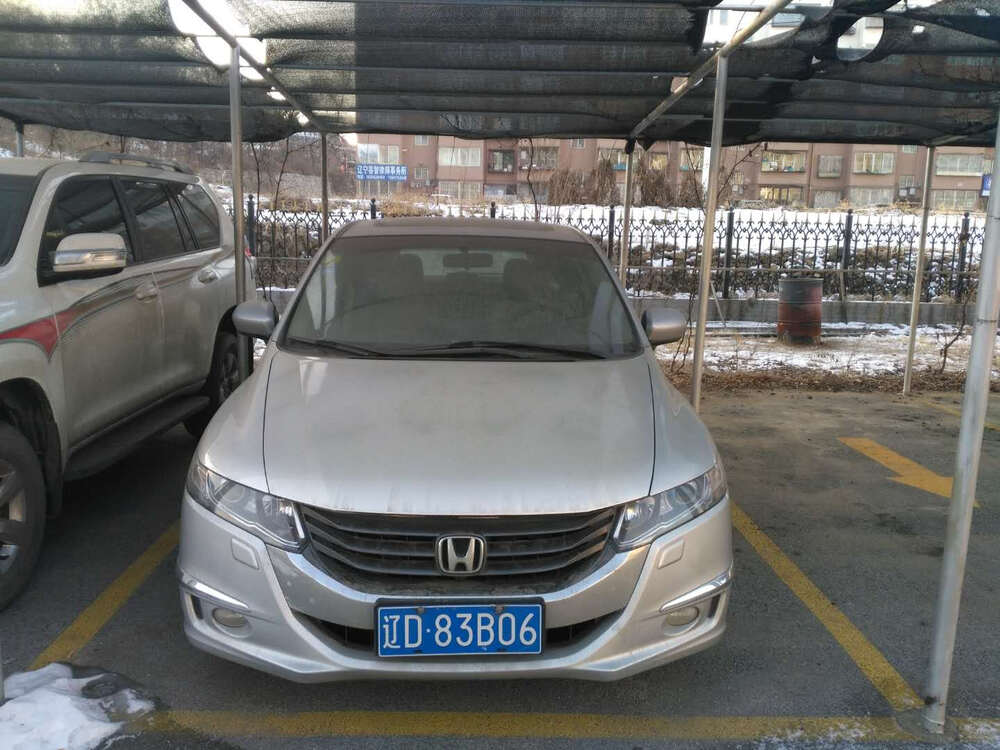车牌号为辽d83b06号的本田商务车