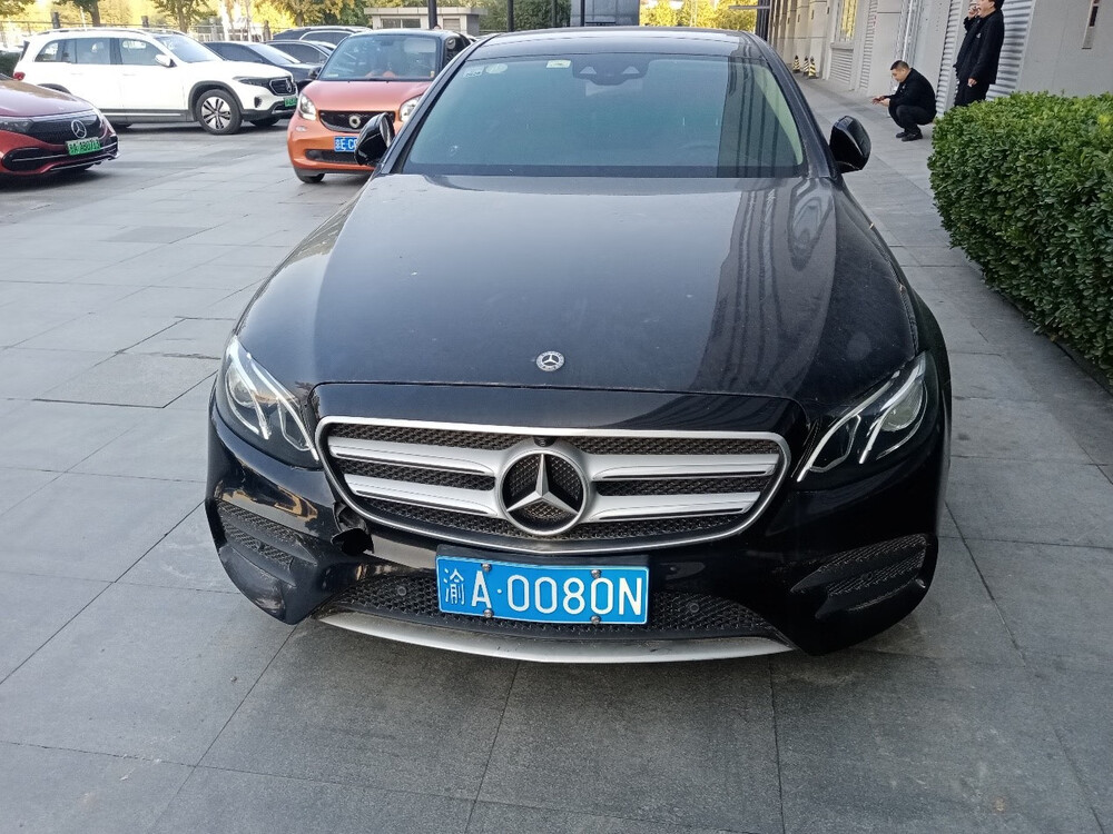 车牌号为渝a0080n的奔驰牌小型汽车一辆