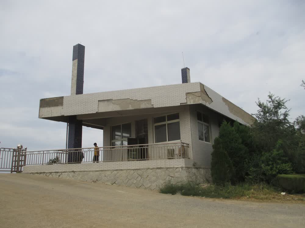 变卖大连市普兰店区皮口镇府西街的土地使用权及地上建筑物和附属设施