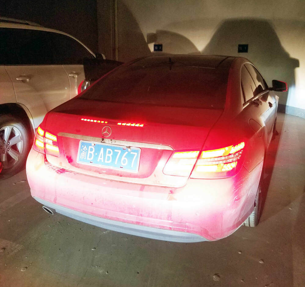 车牌号为渝bab767梅赛德斯奔驰wddkj4jb小型轿车