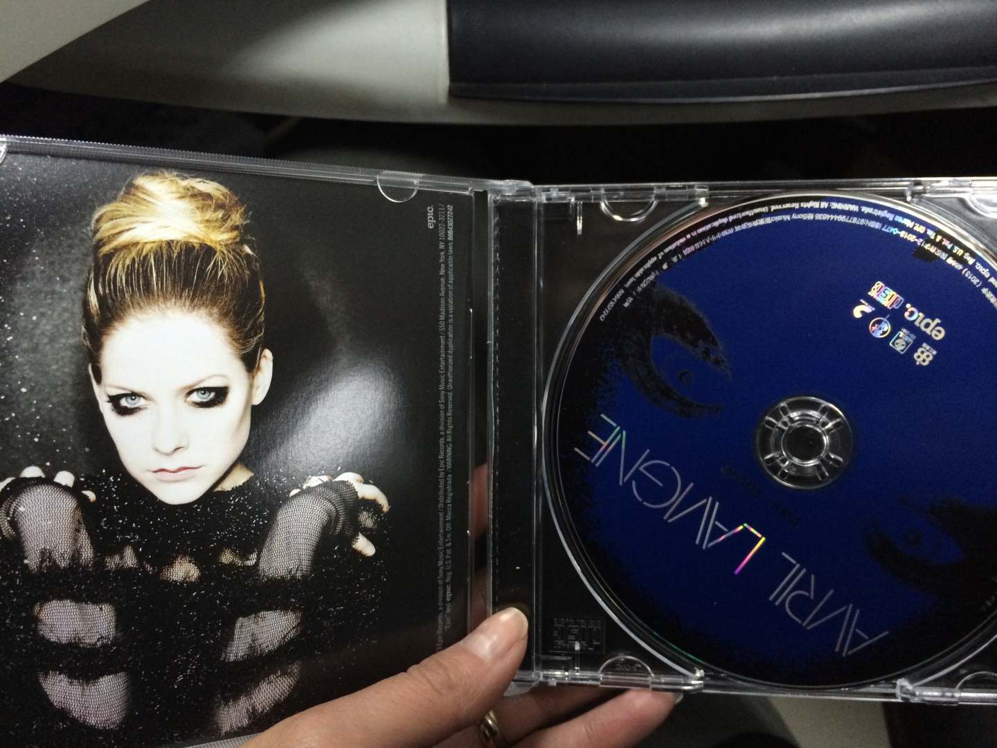 艾薇儿：2013最新同名专辑（CD）（随碟附精美PVC文件夹） 实拍图