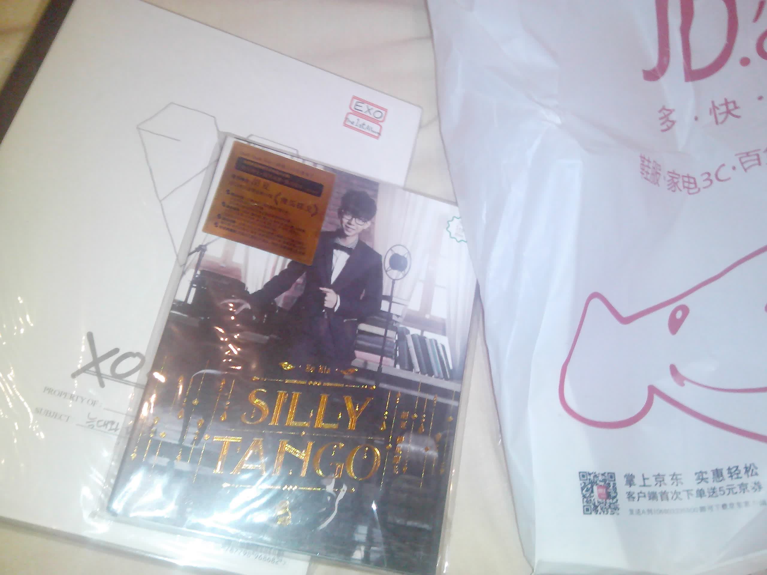 EXO-K 1st Album XOXO（Kiss Ver.）（亲亲抱抱）（CD）（限量预购版） 实拍图