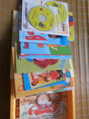 清华儿童英语分级读物：朗文机灵狗故事乐园ABC级（第2版）（图画书55本+家长手册1本）（配光盘3张） 实拍图