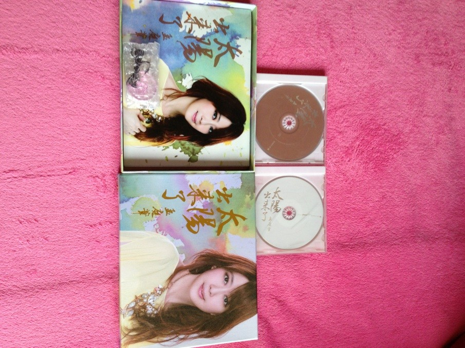 孟庭苇：太阳出来了（CD+DVD）（附赠琉璃工房限量月亮琉璃坠饰） 实拍图