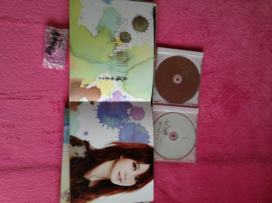 孟庭苇：太阳出来了（CD+DVD）（附赠琉璃工房限量月亮琉璃坠饰） 实拍图
