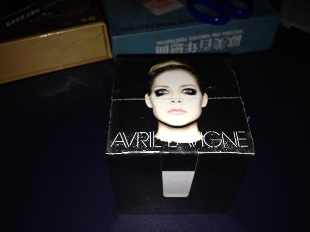 Avril Lavigne艾薇儿 2013最新同名专辑（CD 随碟附精美便签盒）（京东专卖） 实拍图