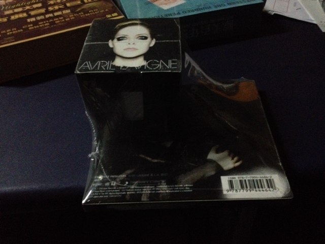 Avril Lavigne艾薇儿 2013最新同名专辑（CD 随碟附精美便签盒）（京东专卖） 实拍图