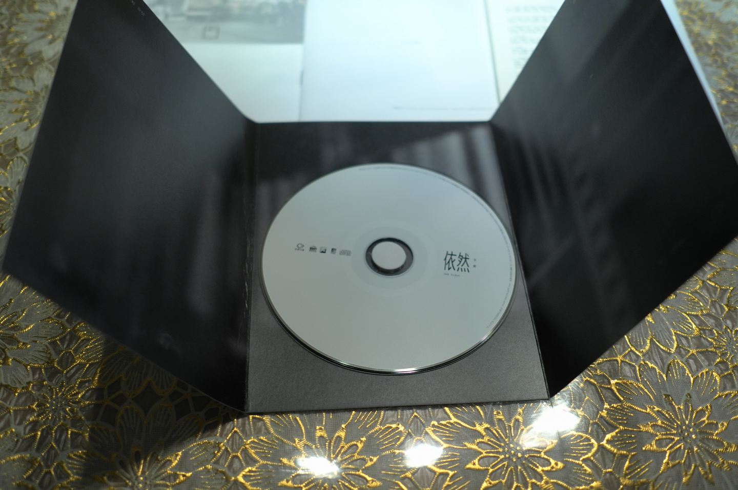 李健2011全新专辑：依然（第5张创作专辑 CD） 实拍图