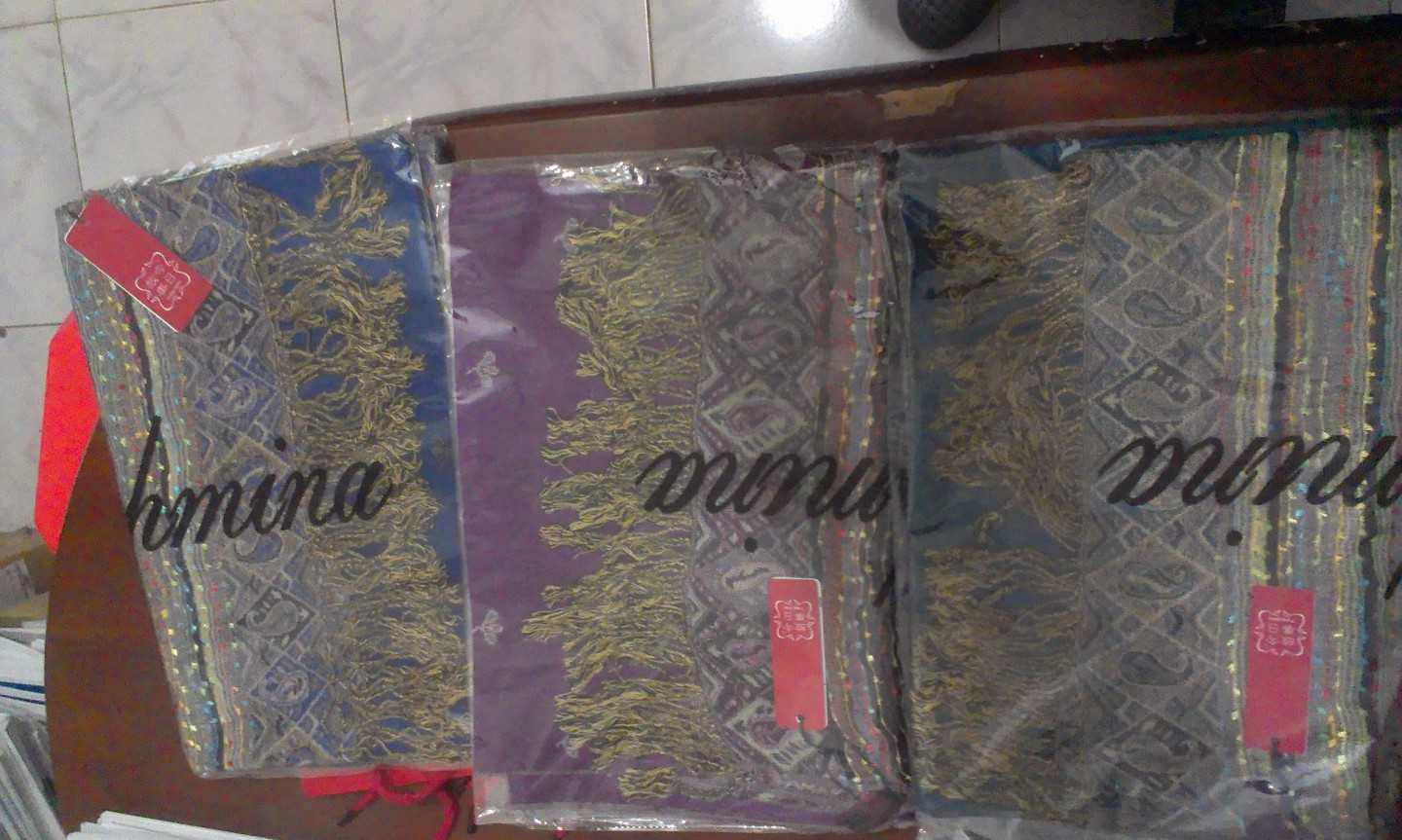 江南故事围巾女秋冬季经典英伦格子羊毛围脖男女情侣款礼盒装 深灰色 实拍图