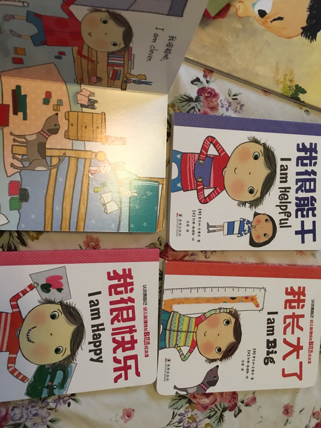 一共四册，中英文绘本，内容适合两岁的宝宝，硬纸板的，质量也不错，不错的购物体验