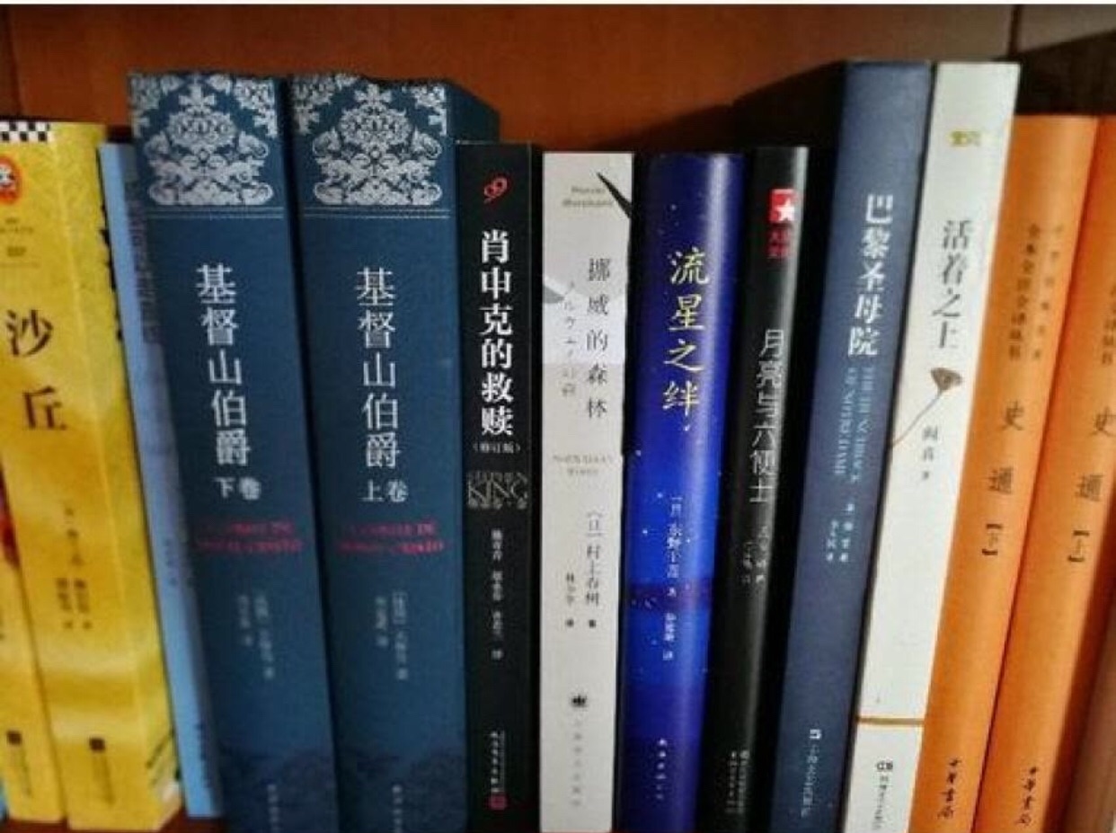 一直都很喜欢这位作者，毛姆，这是一本很奇特的书，对宇宙和历史拥有无限的探索。很吸引人，这本书是满100减50买的，买了好多好多的书。我一直认为书本是打开了人生的窗户，照亮了人生的道路。因此，我认为书本是人最好的朋友，因为我坚信腹有诗书气自华。这本书，需要慢慢读，仔细体会，适合收藏好，慢慢看。