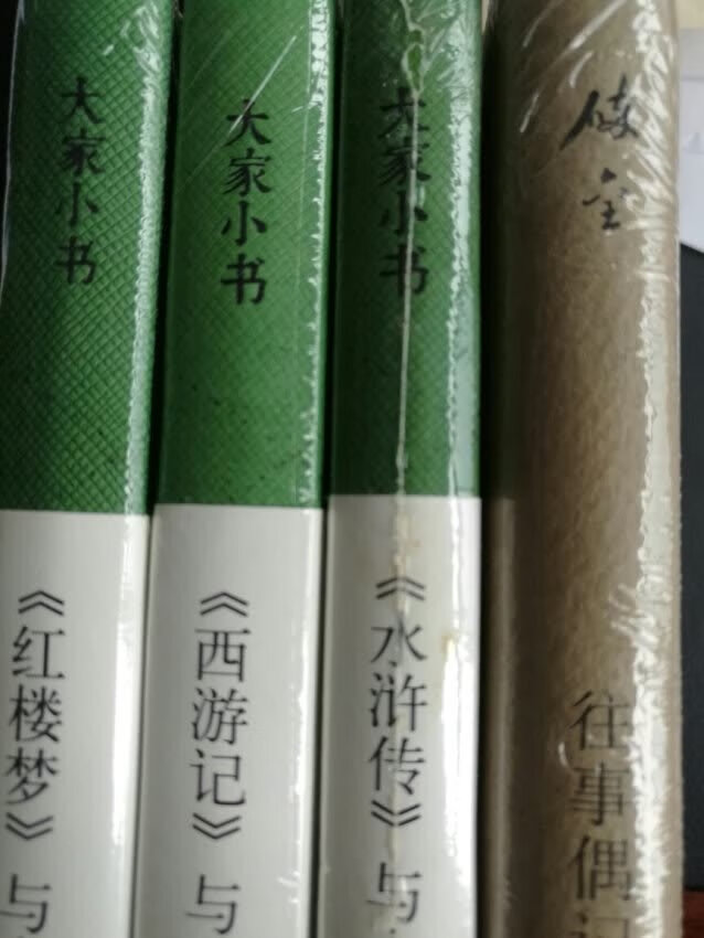 《明史简述》是吴晗1962年11月在中央高级党校讲课时的记录稿。他以通俗的语言，讲述了明史领域里“基本的、重要的，关键性问题。”一共讲了七个问题（《明太祖的建国》《明成祖迁都北京》《北“虏”南倭问题》《东林党之争》《建州女真问题》《郑和下西洋》《资本主义萌芽问题》），既扼要介绍了明代政治、经济、军事等方面的基本情况，又对明史中的一些重大事件，进行了深入浅出的分析。《简述》的特点是：在叙事中寓论断，在普及中有提高。