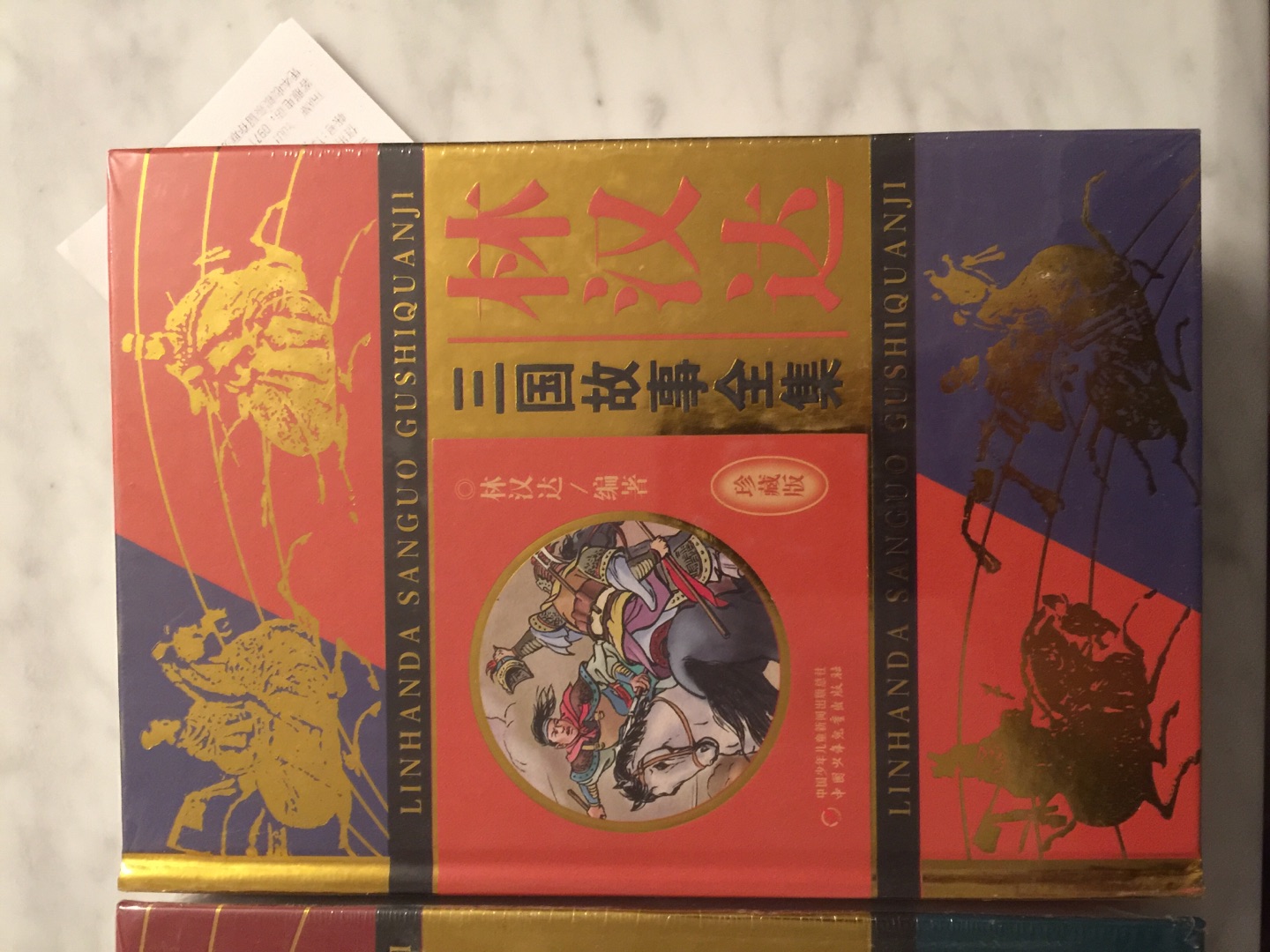 宝贝很喜欢林汉达的历史故事，之前买过，现在又出了新书，故事比以前多了很多，孩子高兴得不亦乐乎。