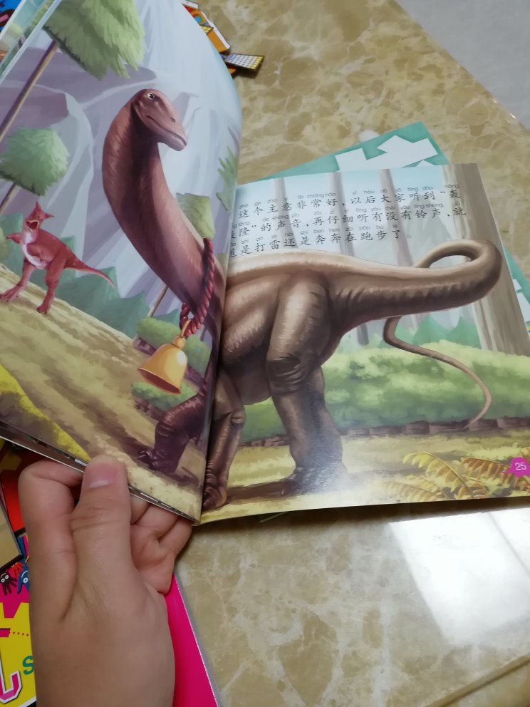 图书很精美，价格真是太美丽了。小孩子喜欢做手工，喜欢恐龙，喜欢很多小汽车，所以首选一定要是恐龙。书本没有异味，纸张还挺厚实，手工图片不用剪就可以撕下来，很方便。手工书要大人和小孩子一起制作，个别粘贴位置很小，要大人配合才行。恐龙书本很有意思，带有泡泡贴的书本，小孩子很感兴趣，超级爱看。