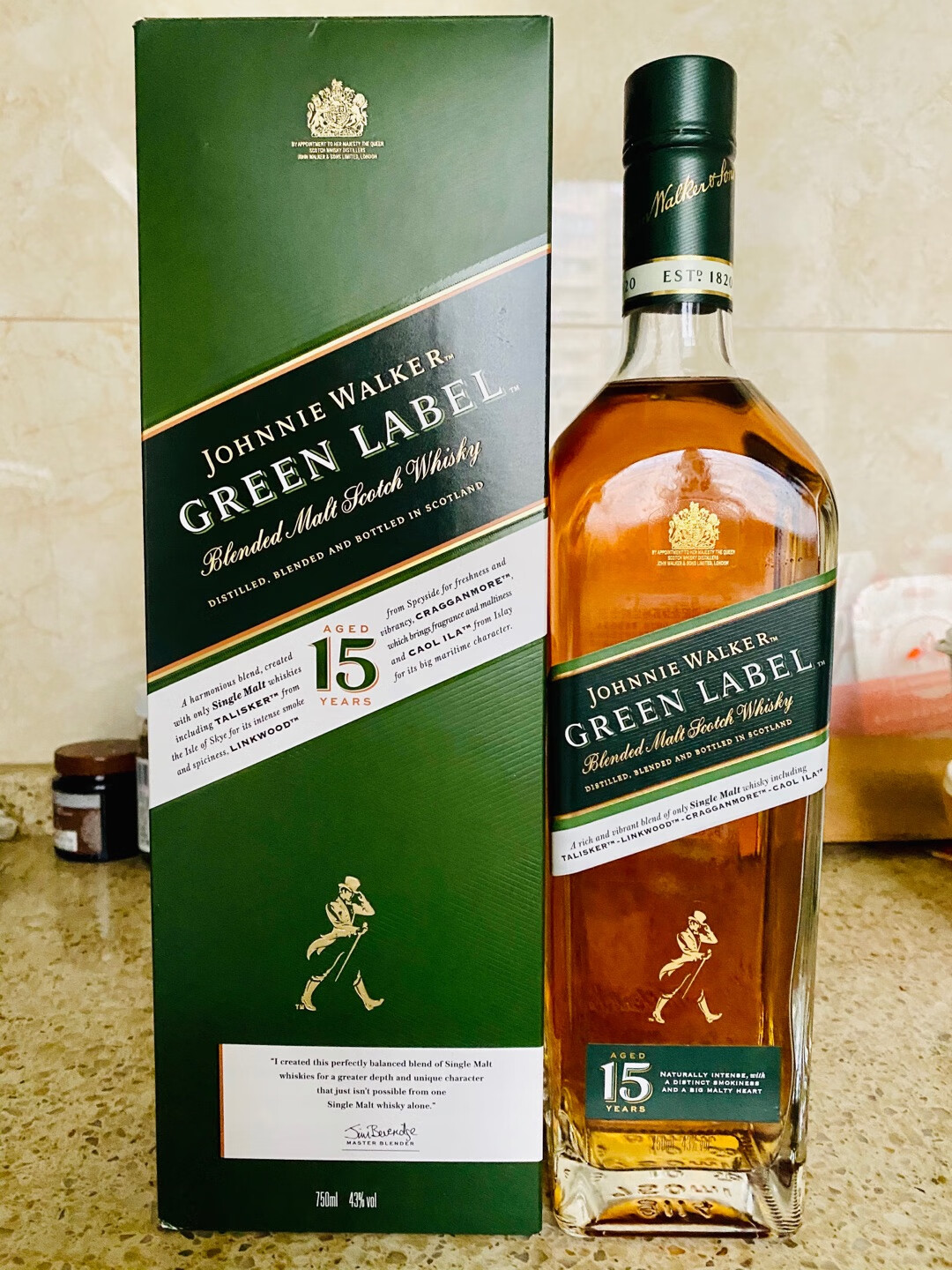 尊尼获加绿方是用4种15年以上的单一麦芽苏格兰威士忌,调和而成的调和