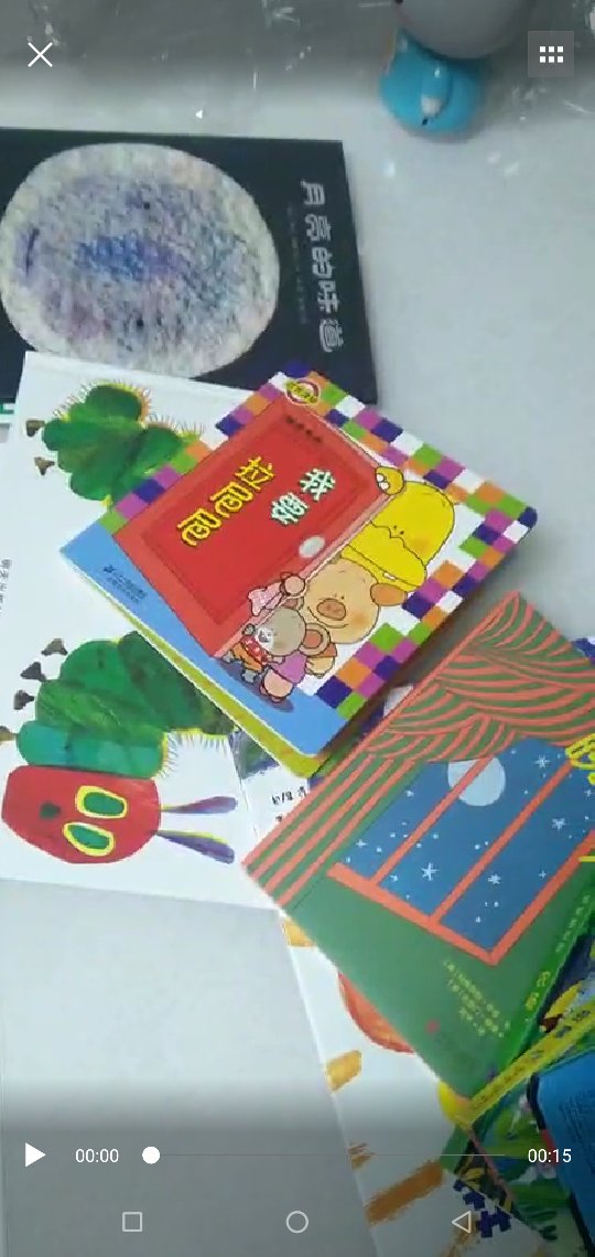 做活动给一岁半娃买了好多绘本，孩子很喜欢看书，从小养成好习惯，这本书对于认识色彩很不错。