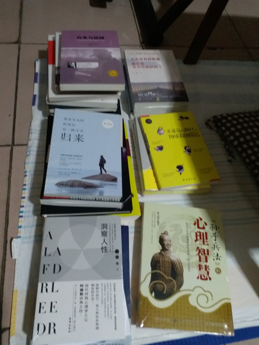 最近在买了很多很多书，小一百本了，我看书慢，够看2年的了，这个99买10本真的适合屯书，书店买10本的这里可以买30到40本了，正版盗版都有，只要印刷清晰，不影响阅读便好，适当给自己充电是很有必要的，前些年玩游戏浪费太多时光，看电子书费眼睛看久就散光，纸质书比电子书还便宜，那就看纸质书很不错，关键是用电脑看就会想着累了玩会游戏，用手机看就会想累了看会~，纸质书还可以写写画画的随手笔记，真好，快递也很好，非常满意，好评，全五分。