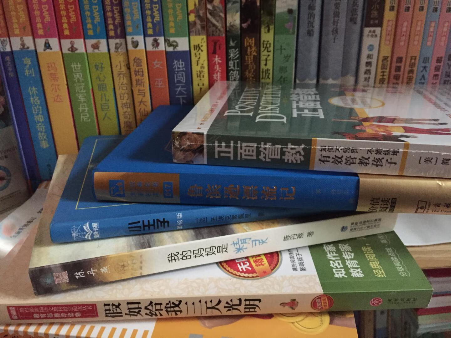 现在网购基本都是在上，因为质量上可以保证，特别是书，活动时购入真是超值，在上购书，书都是正版，质量都很好，没有问题，并且无论是包装还是快递，都很到位，让人满意。这次是孩子学校新教育开展师生共读，五年级孩子班级共读书目选的是《狼王梦》，正赶上活动，代班主任团购了54本《狼王梦》，凑单给自己和孩子也购了几本，家里原来有本《鲁滨逊漂流记》，但是小学生读本，这次特意挑选了这本全译精装本，很满意。书质量很好，活动力度也大，收货超快，服务超好，是一次满意的购物，推荐大家在上购书，质量服务都有保证。