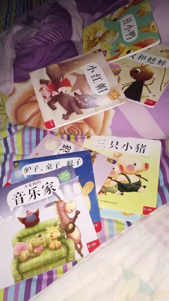 给姑娘买了好多好多的书 希望她有一个快乐的童年