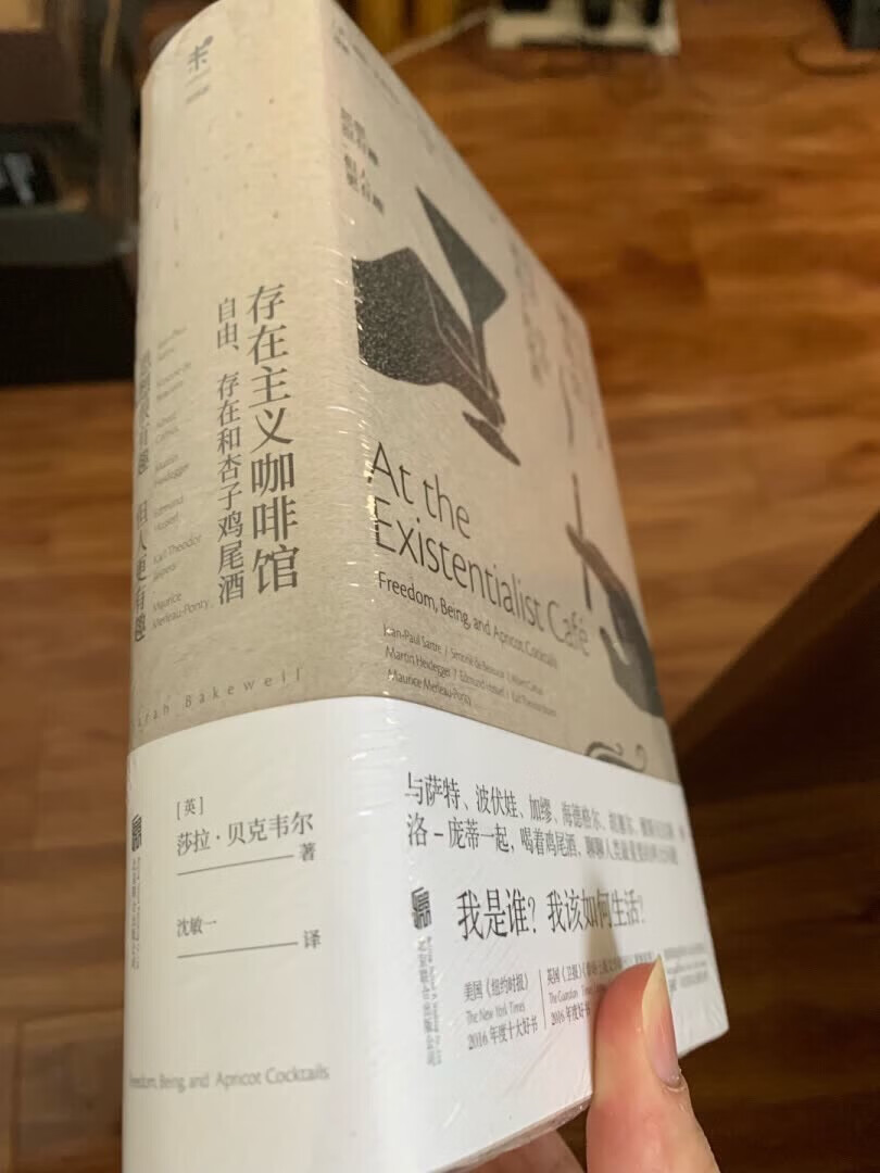 质量很好，放在床头每晚翻翻看一些，纸张很轻巧，阅读感受很不错，内容适合慢慢看。