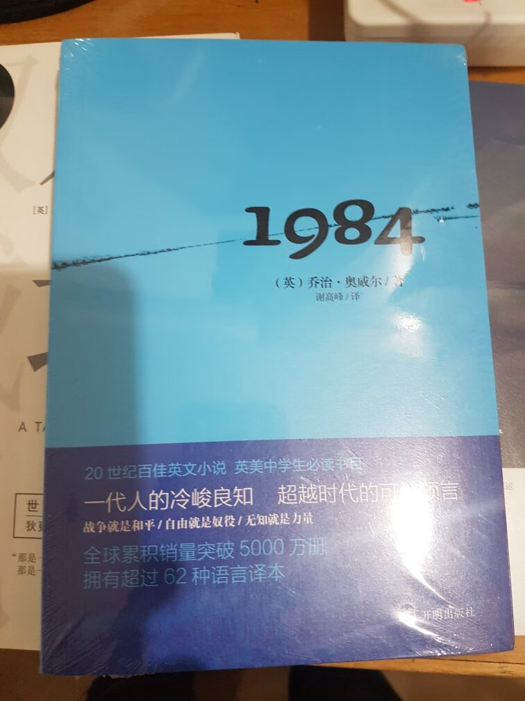 小孩突然喜欢听一些简单的英文儿歌，那就买几本好了，能锻炼一下语感的话就是意外的惊喜了。