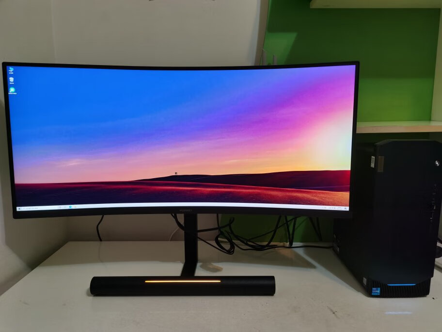 曲面显示器和平面显示器买哪个好打游戏 曲面显示器和平面显示器买