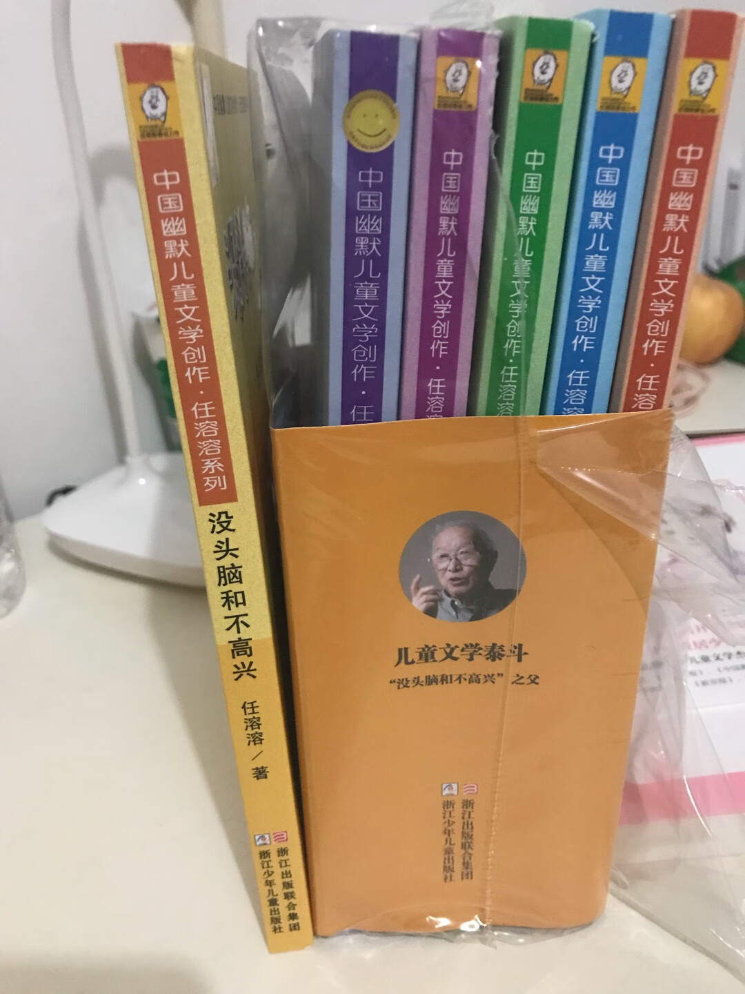 纸是那种粗厚一点不光滑的那种，字迹还算比较清楚，最遗憾的是书里面的插画不是彩色的。