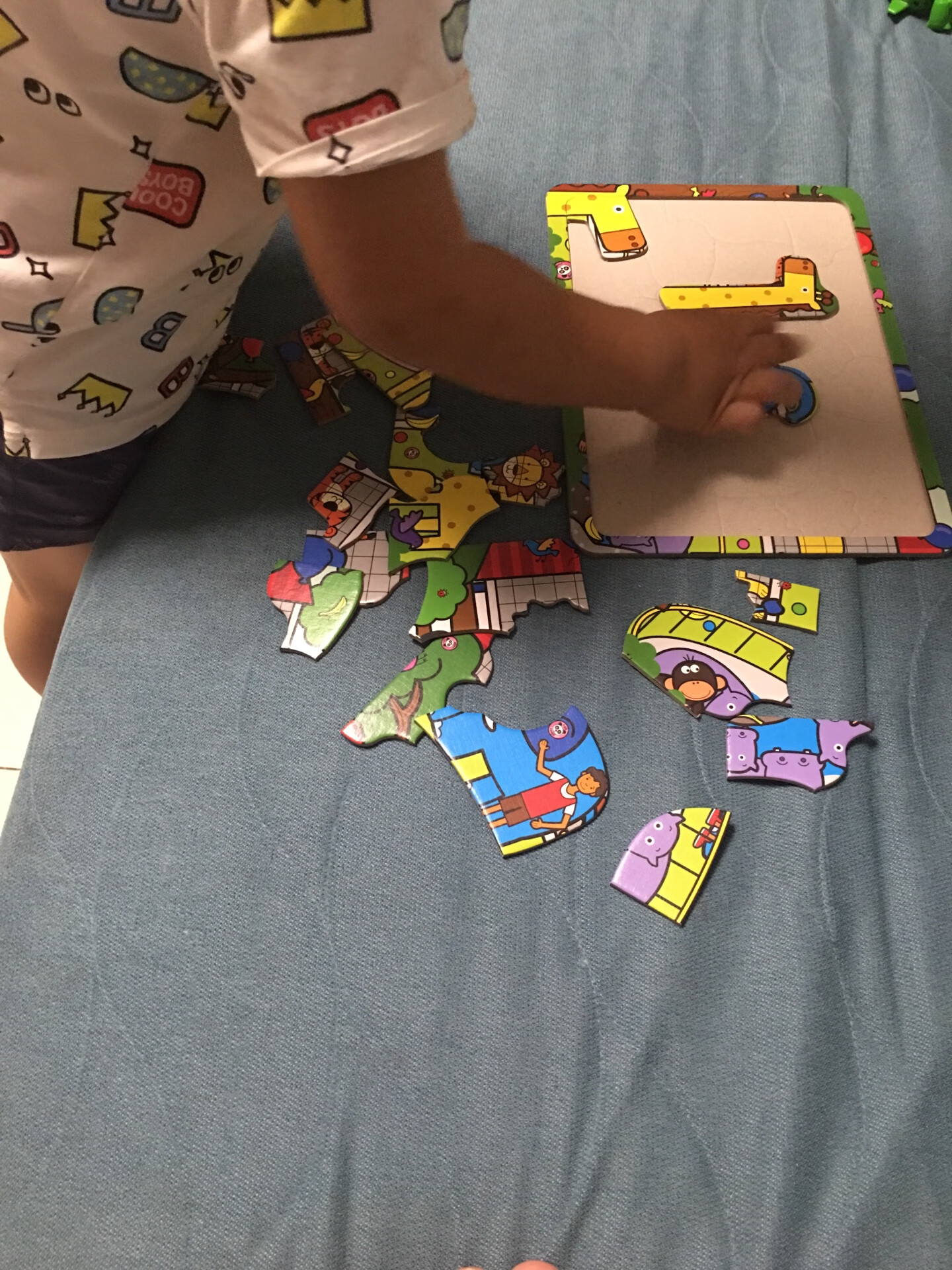 不错，三岁孩子先拿了一个，进步很快，一天时间他已经有自己的方法拼图了。他很喜欢。大赞。