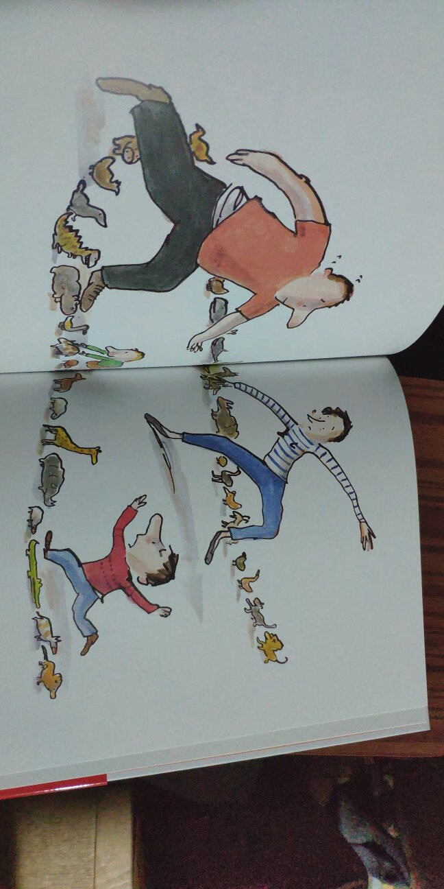 适读人群 ：3-6岁法国著名童书画家、多项国际童书奖得主塞尔日 布洛克经典作品《我爱幼儿园》姊妹篇，幽默深情的父爱绘本向孩子展示平日里不易察觉的父爱，让每个孩子都能切身感受到伟大父爱的无声滋养大多数中国读者听说塞尔日 布洛克的名字，是因为《我爱幼儿园》。这本讲述小莱昂入学的图画书，无疑堪称优秀绘本的典范，从立意、到内容、到图画，无懈可击。如今，它受到无数入园孩子和家长的喜爱，也获得众多童书推广人推荐，还被娘娘孙俪比作“幼儿园的说明书”进行微博推荐。16年入学季，塞先生专门为《我爱幼儿园》的中国小读者们录制了一段致谢***。他提到，幼儿园这本书的创作初衷，是因为他的小儿子莱昂在入园时产生了焦虑，所以他想做一本书送给莱昂，让他开心。而这本《和爸爸一起真好》，则是塞先生怀着同样的舐犊之情，创作送给自己的大儿子萨米的。因为是萨米，让他第1次成为了父亲。绘本中塞先生用自己的一贯幽默，描述孩子眼中的点点滴滴，尽是父与子生活的日常。串起来，就成了无忧无虑的童年。塞先生笔下的孩子，总是有烦恼也有缺点，真实得就像你家我家走出来的熊孩子。