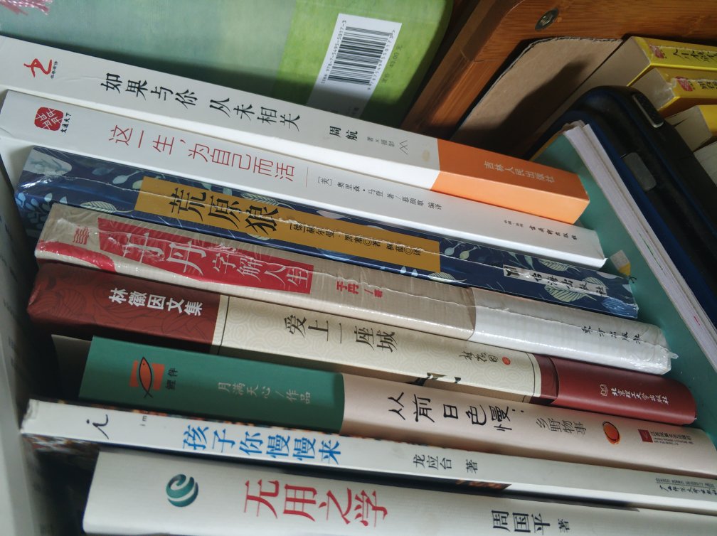 第一次接触汪曾祺先生的书，感觉耳目一新，写作方式很朴素，但却很有人味，快递小哥服务很好，谢谢！