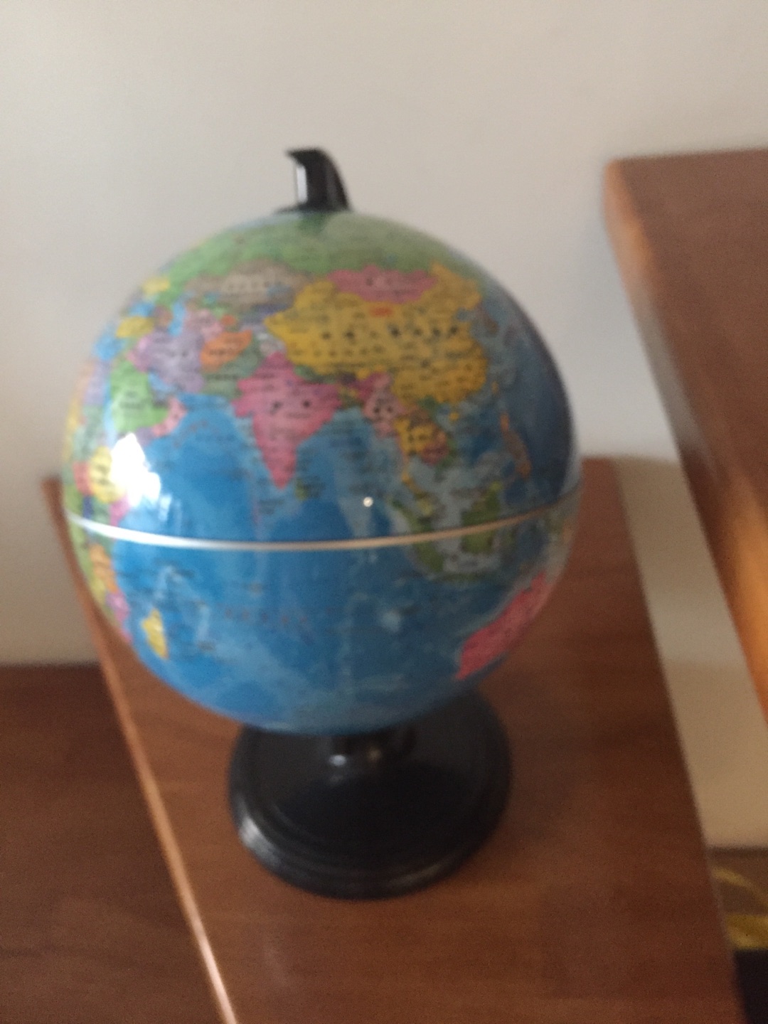 地球仪很棒，拿回来自己组装起来的。还付送有中国地理图册和世界地理图册。