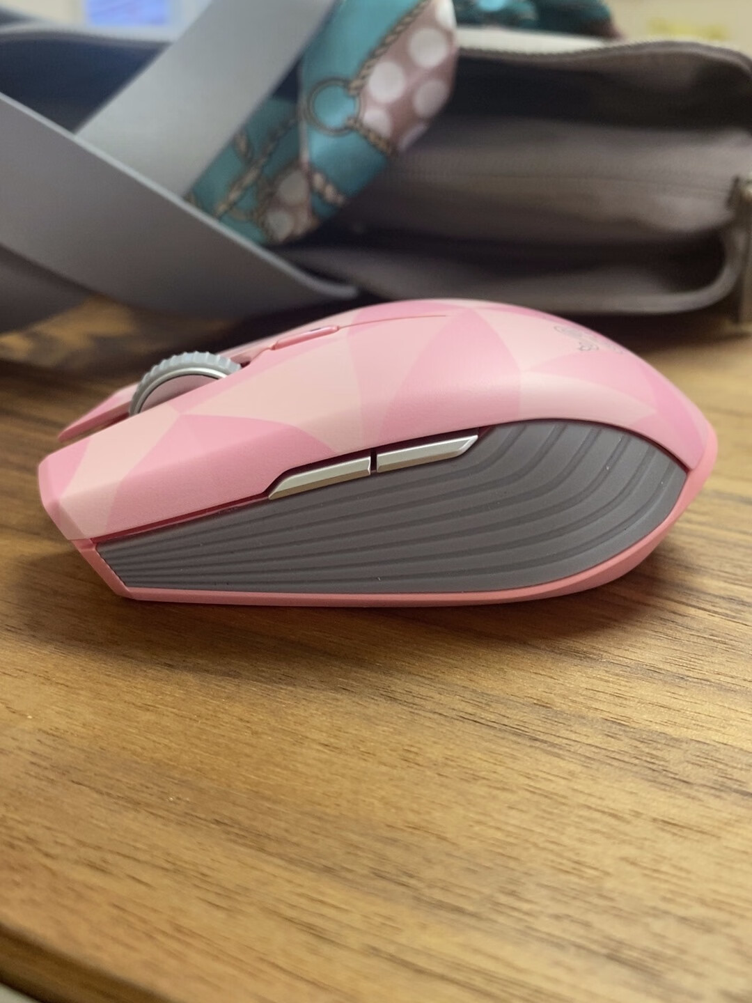 雷蛇粉晶无线游戏鼠标送女生玩吃鸡游戏礼物