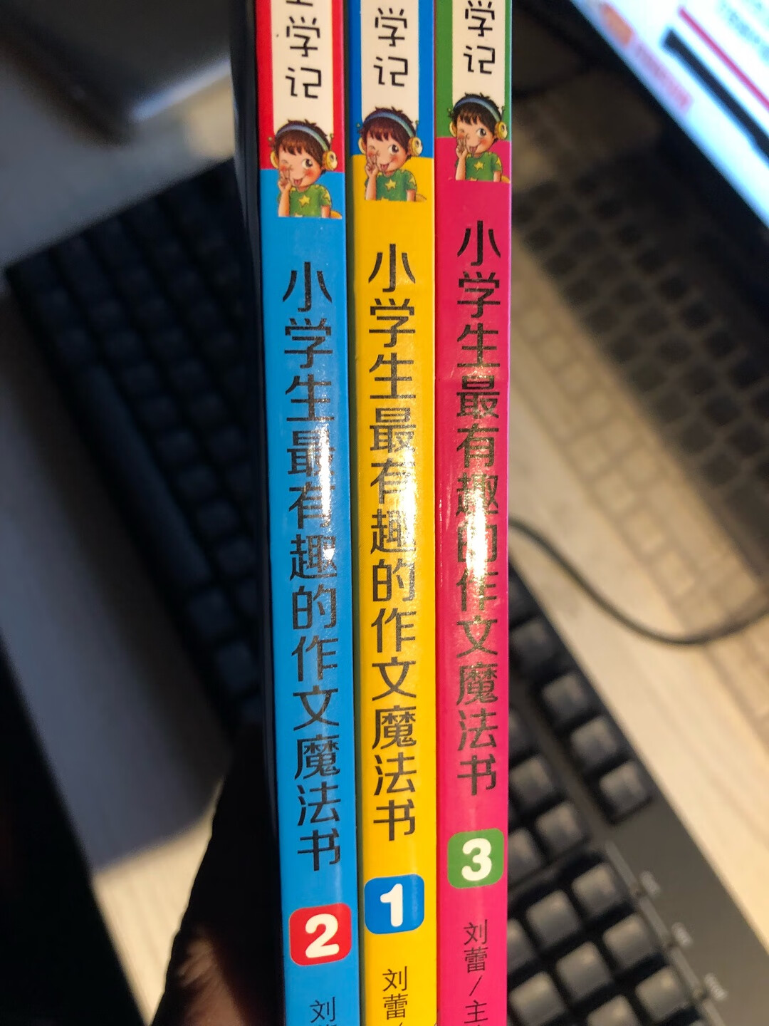 给女儿买的课外学习用书，她很喜欢。纸张不错，字的大小也合适，适合她阅读。