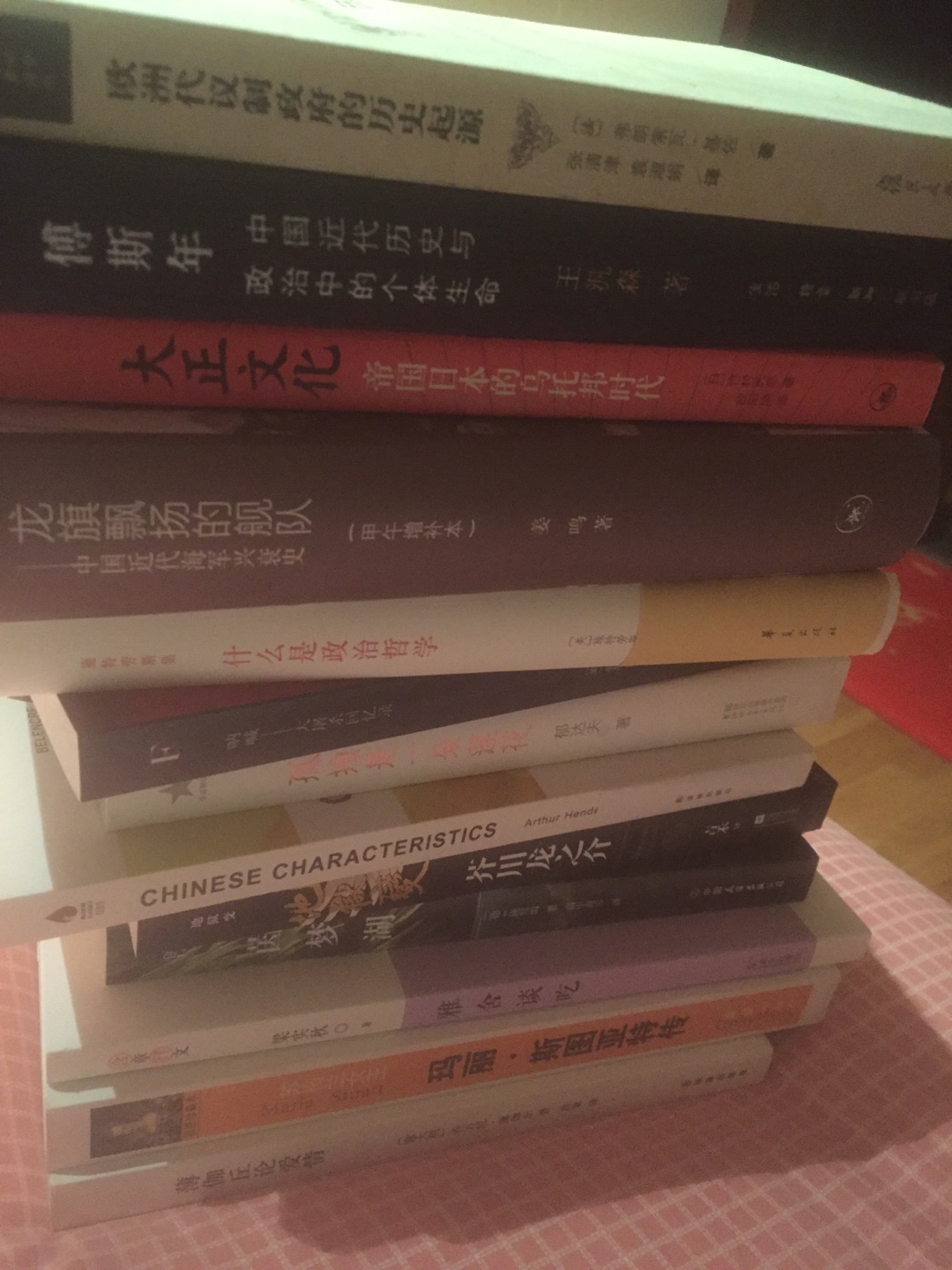 囤书的目的究竟是为了囤还是为了看？发现好多人一个月能下上千的单子 买大部头的也大有人在 发现好多人买的书 名字都没听过相信也没少买其他的书吧 问题是光25史就能摆满一个书架都看完了吗？好多人藏书上千册 你看了有上千册书吗 每本书看过了之后 你都能记住吗染上了囤书瘾 没办法 电商做活动 书差不多都白菜价平时心动的放在收藏夹里的就都下了但书是值得你反复看的 比如《石头记》看个五遍十遍可能都不够书买多了 看书就像是还债 那种享受知识的乐趣 手不释卷的乐趣都打了折扣