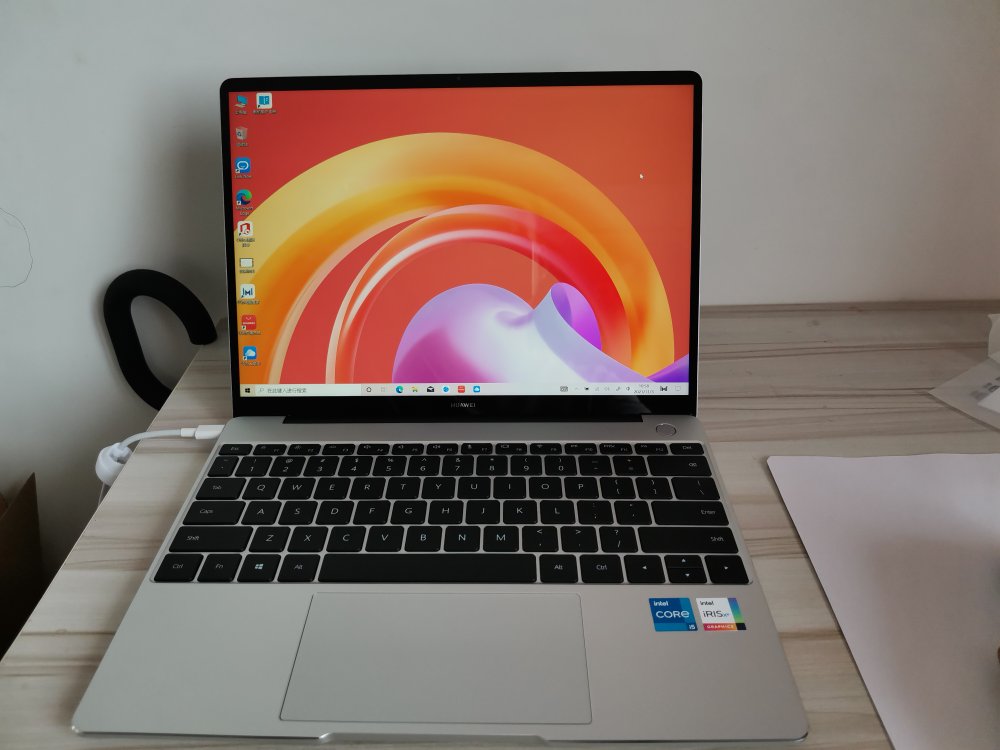 的触控屏,13英寸大小的机身里面,除了2160*1440分辨率,有3:2屏幕比例