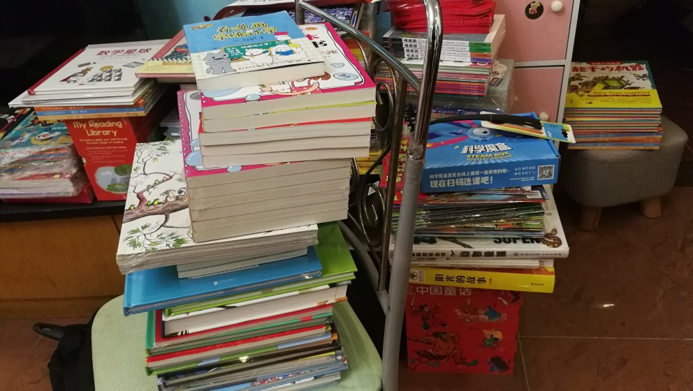 年底图书活动比较多，一直在买买买的路上～现在囤了比较多的书，孩子每天都可以从中找到自己想看的书。