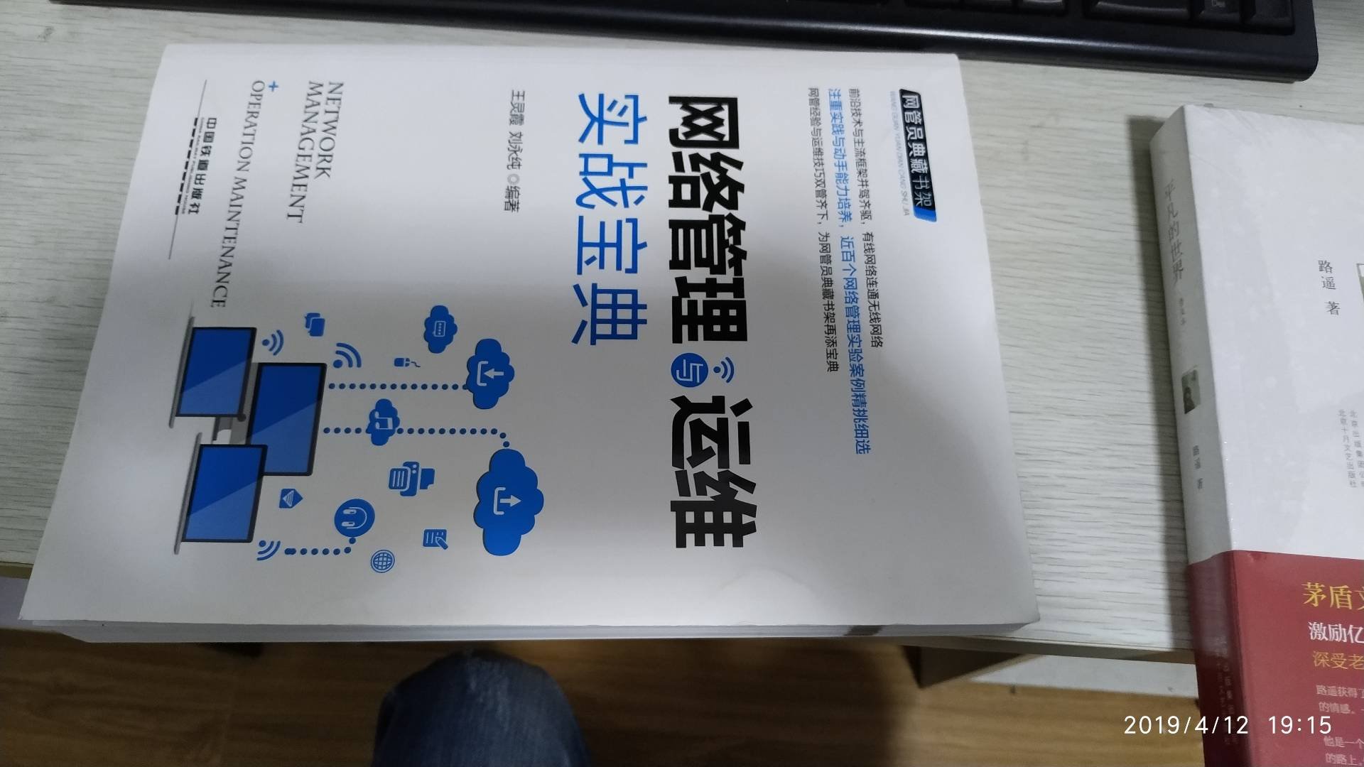 书内容还是不错的，就是书有被蹂躏的嫌疑，四角卷翘，还有点被压的痕迹，当然冲着内容买的我倒是没有太大的抵触心理，但不排除其他有所介意的，希望改进。