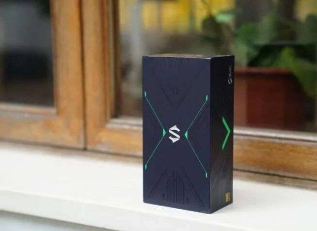 黑鲨4电竞游戏手机，磁动力升降肩键