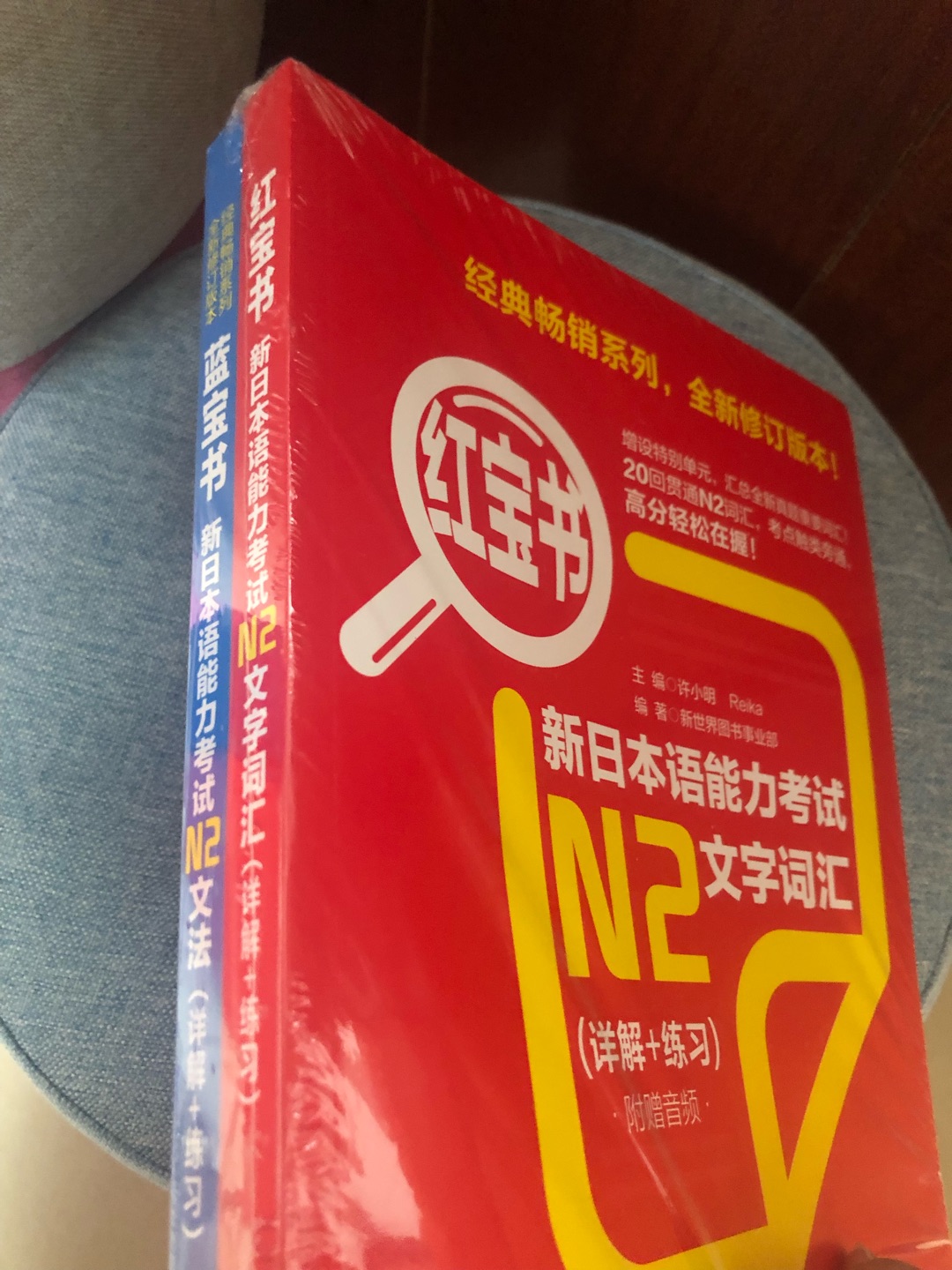 第一次收到的书包装简陋，且暴力快递损坏，好像每次买书总要有一本要遭遇什么？换货是用纸箱包装好送来的，为什么一开始就用好一点的包装呀。