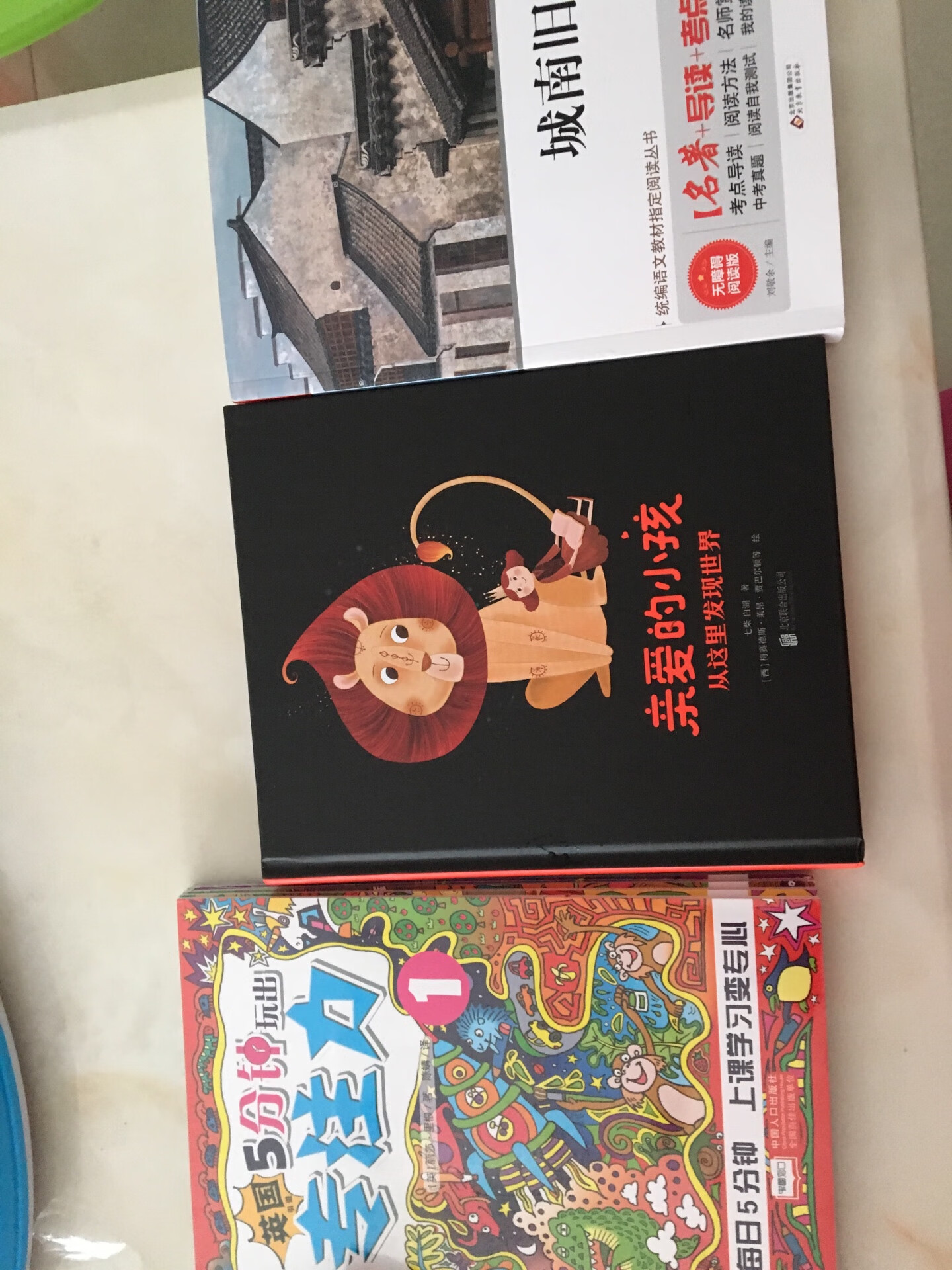 书本精美，插画太美了，物超所值，内容适合两三岁孩子看。希望多点搞活动，