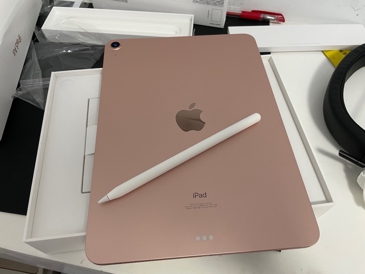 新款10.9英寸iPad Air平板电脑，自带USB-C接口，兼具性价比高配置特性