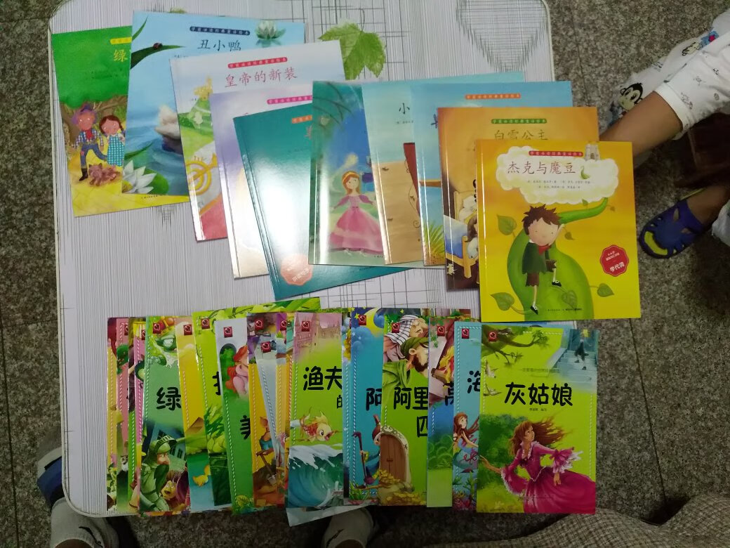 买了很多本，孩子很喜欢，学习拼音，词汇很好的书籍！