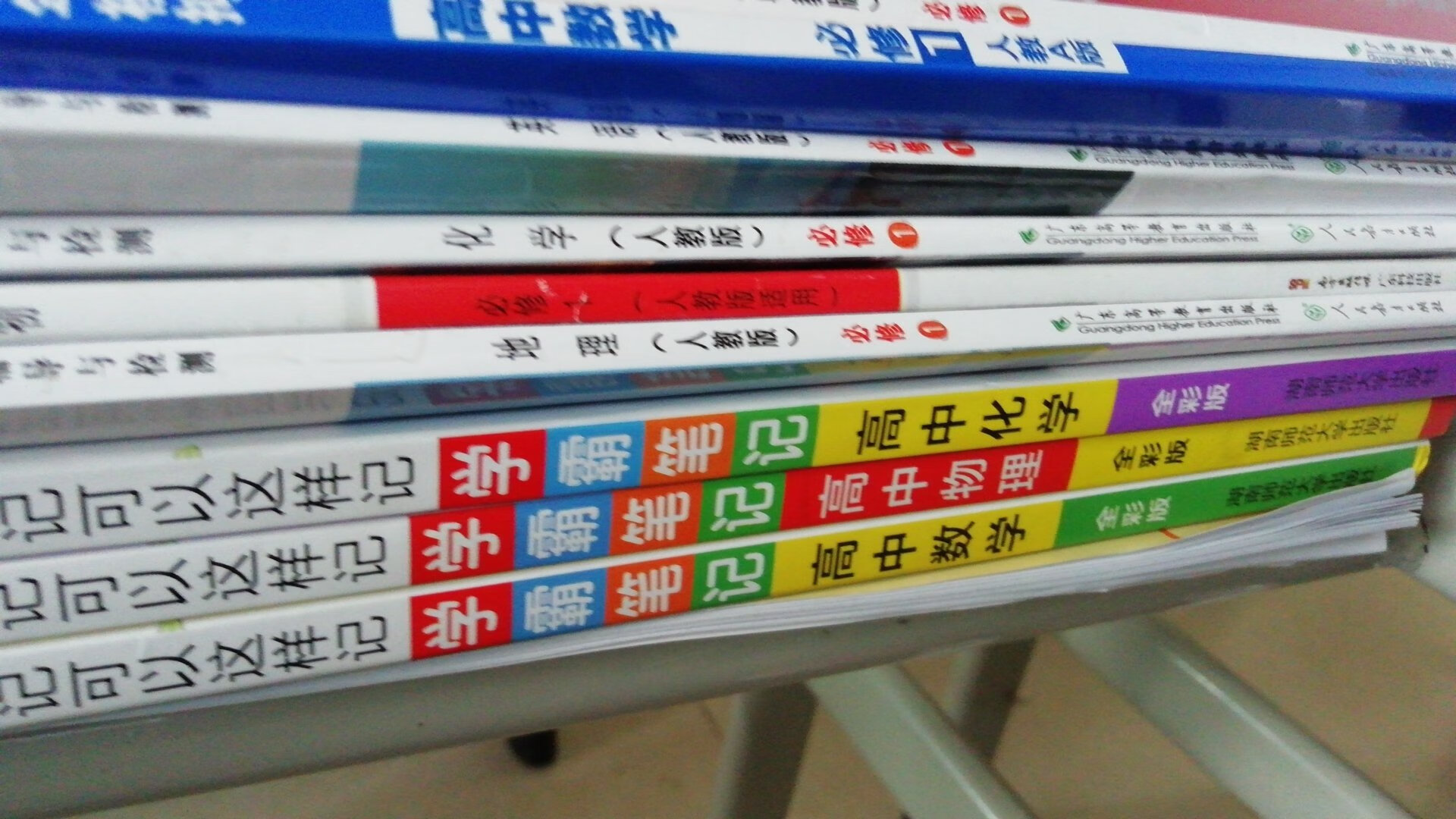 物流还好 服务态度也行  用了之后才发现作用真的不大  上面的知识点书上有 而且没有一些课外的具体的知识讲解  一般般吧