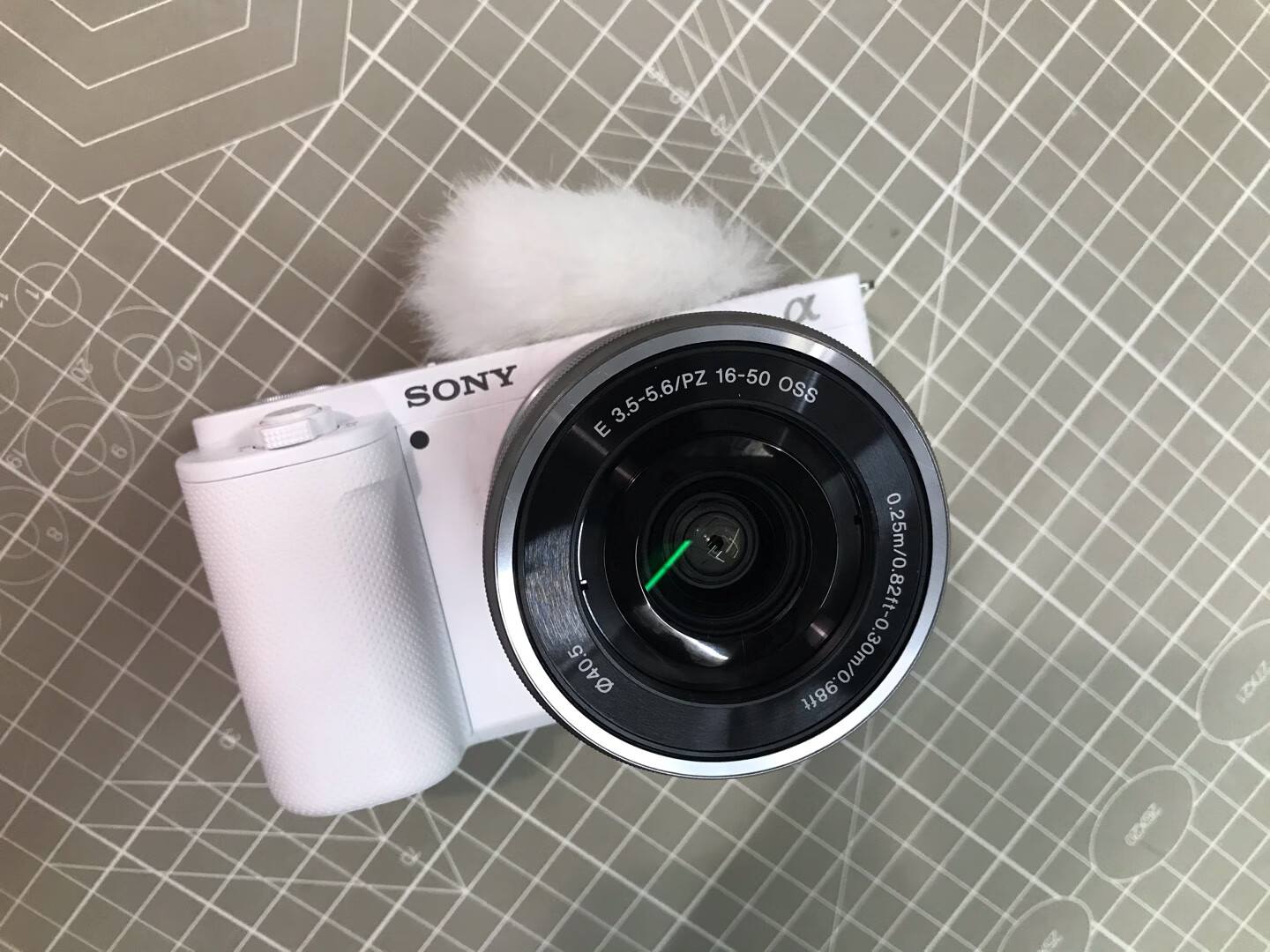索尼ZV-E10微单数码相机，APS-C画幅小巧便携，送女友专业的视频和直播礼物
