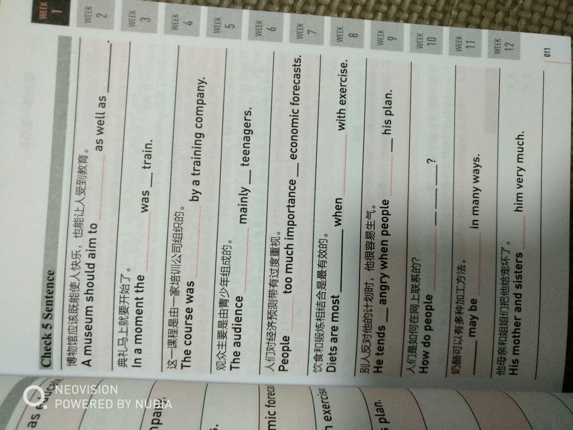 朋友推荐的单词书，以前用的字母顺序的书背单词，基本都背不下去，看了朋友这套书感觉很不一样就买了一套，是由易到难，而且分阶段选词分了四本，按照场景排列的单词，多次练习，重复呈现单词，真心喜欢，争取学完词汇上有个飞跃。