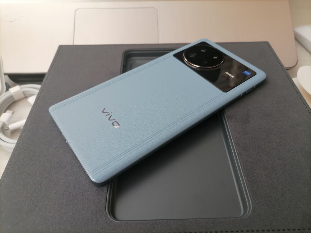 这款vivo x note智能手机,具有7英寸大屏幕,屏幕比例有21:10,而且有