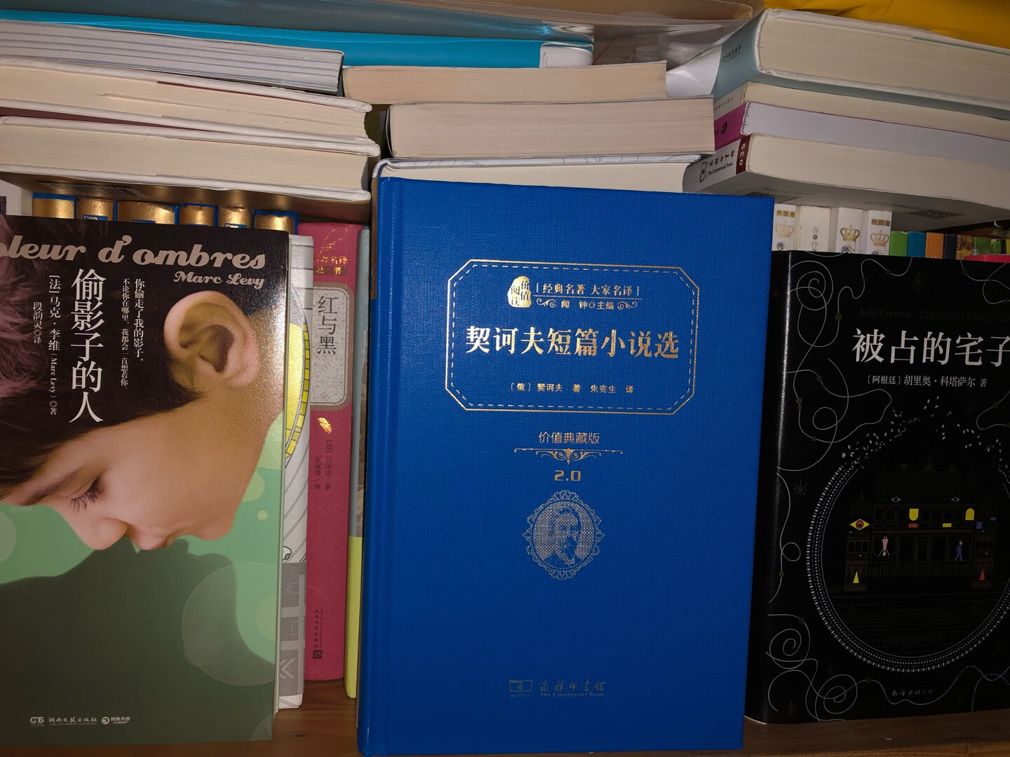 每次搞活动都买好会买一大堆的书，书柜都没地放了，现在有电子阅读器了看纸质书的机会少了很多。