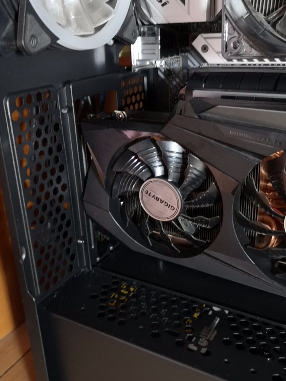 提醒注意，竖装显卡套...