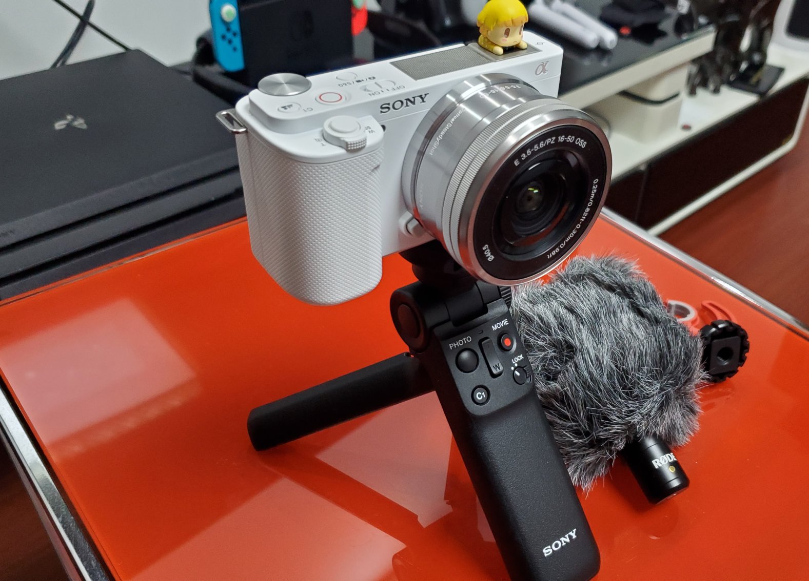 索尼ZV-E10微单数码相机，APS-C画幅小巧便携，送女友专业的视频和直播礼物