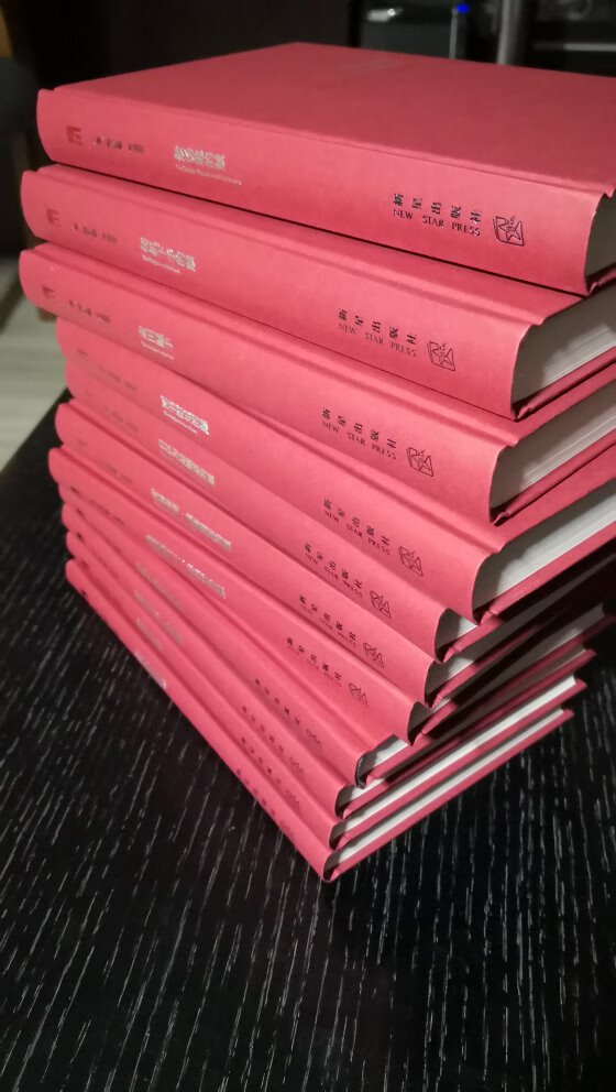 新星出版社的这套雅贼全集精装典藏版极为漂亮，绛红色的封面，长32开本，外加函套。虽然定价很高，但满减加券后还是很合算的。